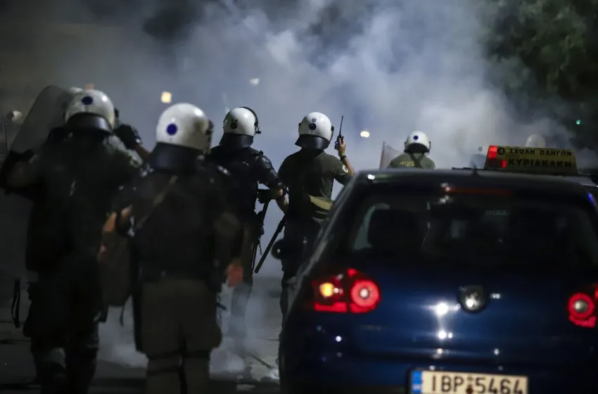  Θεσσαλονίκη: Επίθεση με μολότοφ σε διμοιρία των ΜΑΤ έξω από το ΑΠΘ