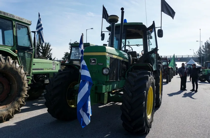  Αγρότες: Στους δρόμους σε όλη την Ελλάδα -Ενισχύονται τα μπλόκα (εικόνες,vid)