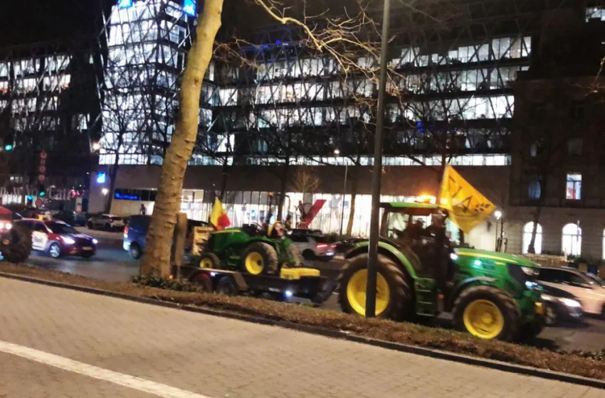  Αγρότες μπήκαν στις Βρυξέλλες με τα τρακτέρ (vid)