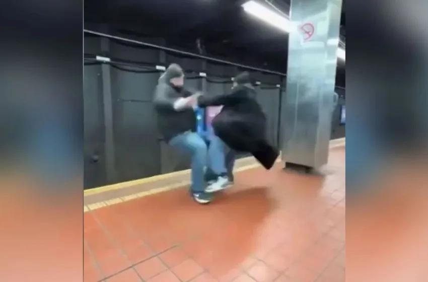  ΗΠΑ/Βίντεο σοκ: Τον πέταξε στις γραμμές του μετρό και τον πάτησε τρένο