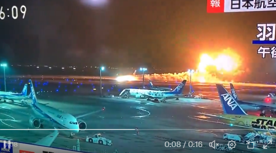  Στις φλόγες αεροσκάφος της Japan Airlines στο αεροδρόμιο του Τόκιο (vid)