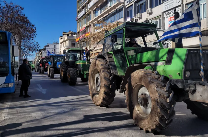  Αγρότες: Εκατοντάδες τρακτέρ κατέκλυσαν το κέντρο της Λάρισας -Σύσκεψη υπό τον Μητσοτάκη (vid)