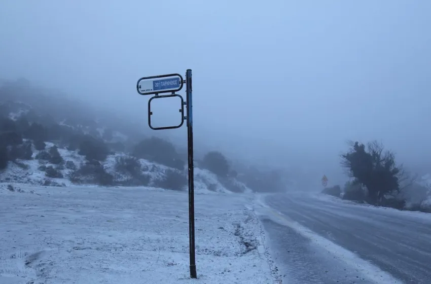  Έκλεισε λόγω χιονιού η λεωφόρος Πάρνηθος από το ύψος του τελεφερίκ