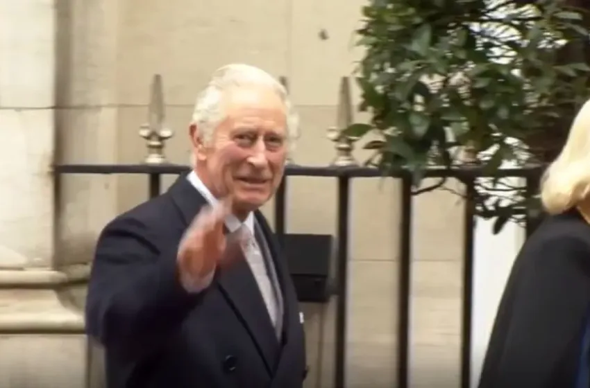  Βασιλιάς Κάρολος: Βίντεο την στιγμή που βγαίνει από το νοσοκομείο μετά το εξιτήριο