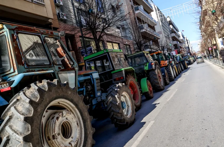  Λαμία: Για δύο ώρες απέκλεισαν οι αγρότες την εθνική οδό στην Αταλάντη