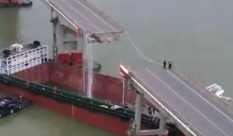  Πλοίο στην Κίνα έπεσε σε γέφυρα – Δύο νεκροί, τρεις αγνοούμενοι, αυτοκίνητα στη θάλασσα (vids)