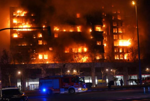  Μεγάλη φωτιά στην Ισπανία: Πυροσβέστες πηδούσαν από τους ορόφους για να σωθούν – Τουλάχιστον 7 τραυματίες (vid).