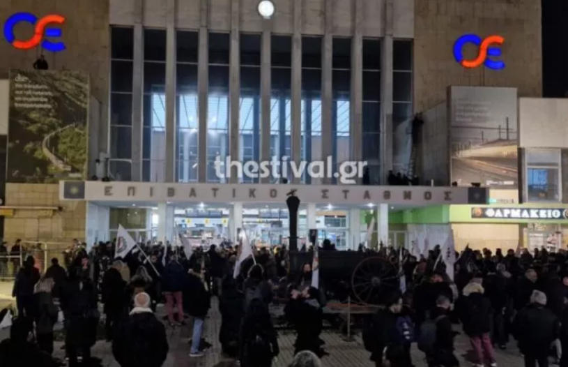  Θεσσαλονίκη: Πέταξαν κόκκινες μπογιές στον ΟΣΕ, έναν χρόνο μετά το δυστύχημα στα Τέμπη