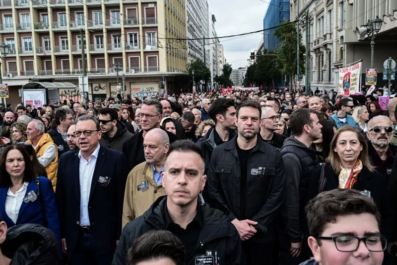  Απεργία: Στη συγκέντρωση για τα Τέμπη ο Κασσελάκης – To αυτοκόλλητο με το μήνυμα