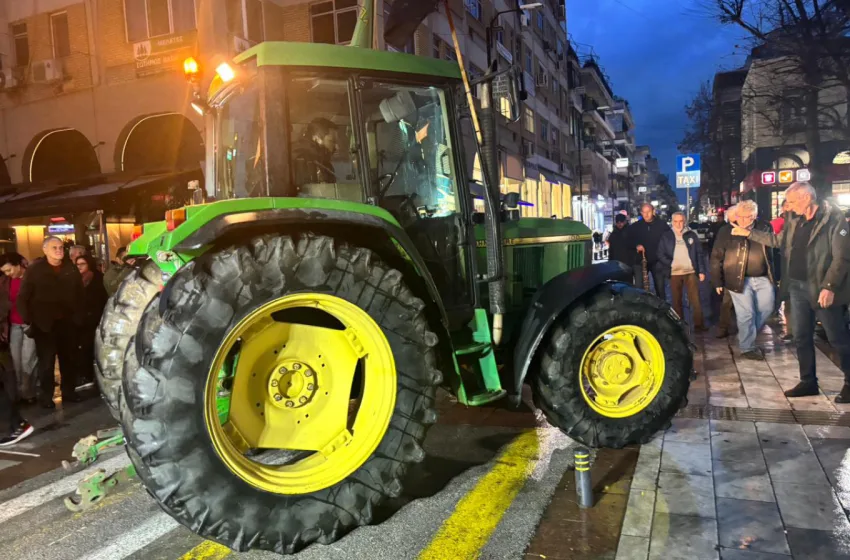  Αγρότες: “Εισβολή” με τρακτέρ στο κέντρο Τρικάλων και Καρδίτσας (εικόνες, vid)