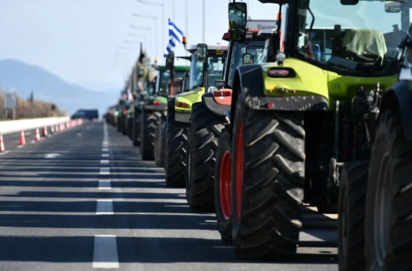 Αγρότες:Κλείνουν την Δευτέρα τα σύνορα-Ενίσχυση μπλόκων σε Καρδίτσα, πορεία στο Αίγιο