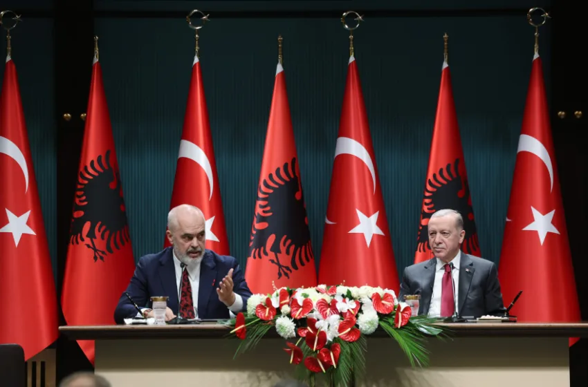  Τουρκία και Αλβανία υπέγραψαν συμφωνία στρατιωτικής συνεργασίας