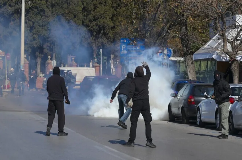  Θεσσαλονίκη: Προσαγωγές και συλλήψεις μετά τα επεισόδια στη φοιτητική πορεία (vid)