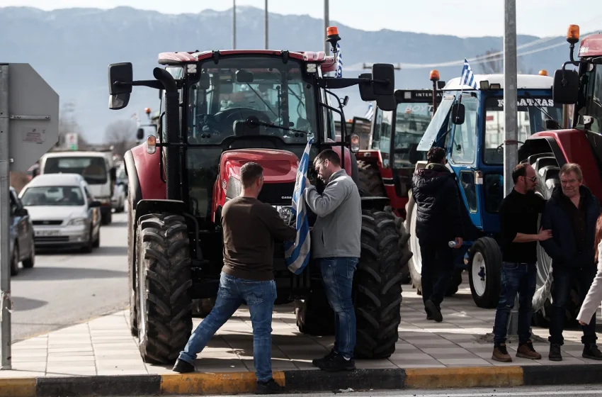  Αγρότες: Βαραίνει το κλίμα στη Νίκαια μετά το κυβερνητικό “τελεσίγραφο”- “Δεν συζητάμε με κλειστούς δρόμους”