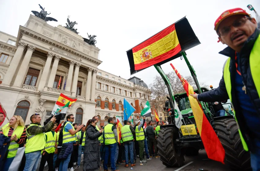  Πνίγουν την Ευρώπη τα τρακτέρ: Διαδηλώσεις σε Ισπανία και Γαλλία