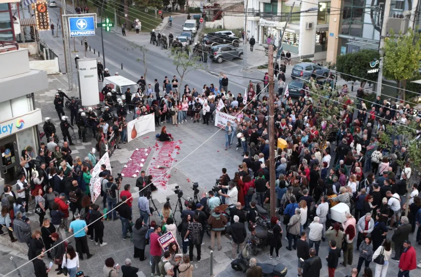  Γυναικοκτονία: Συγκέντρωση διαμαρτυρίας έξω από το ΑΤ Αγίων Αναργύρων (εικόνες,vid)
