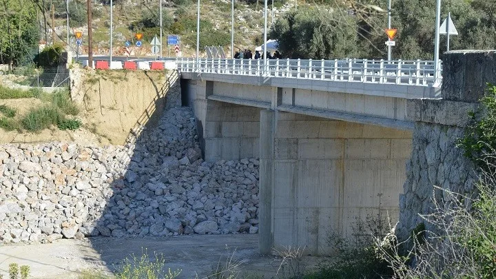 Στην κυκλοφορία η γέφυρα στα Φύλλα της Εύβοιας – Σταϊκούρας: “Έργο υψηλής κοινωνικής ανταποδοτικότητας”