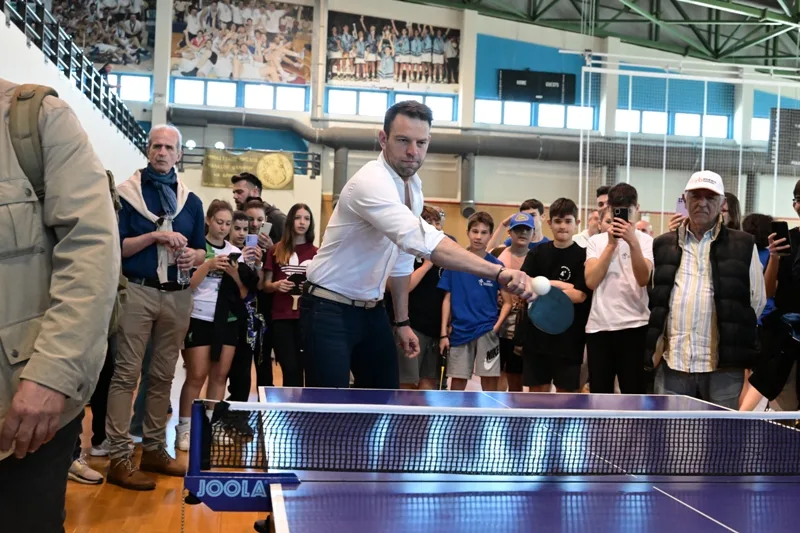  Κασσελάκης: Στο Πανελλήνιο Πρωτάθλημα Τένις Λυκείων-Έπαιξε πινγκ πονγκ και μπάντμιντον