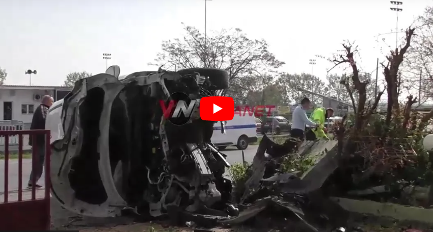  Σοκαριστικές εικόνες από το τροχαίο δυστύχημα στη Βέροια- Αυτοκίνητο έπεσε σε στάση