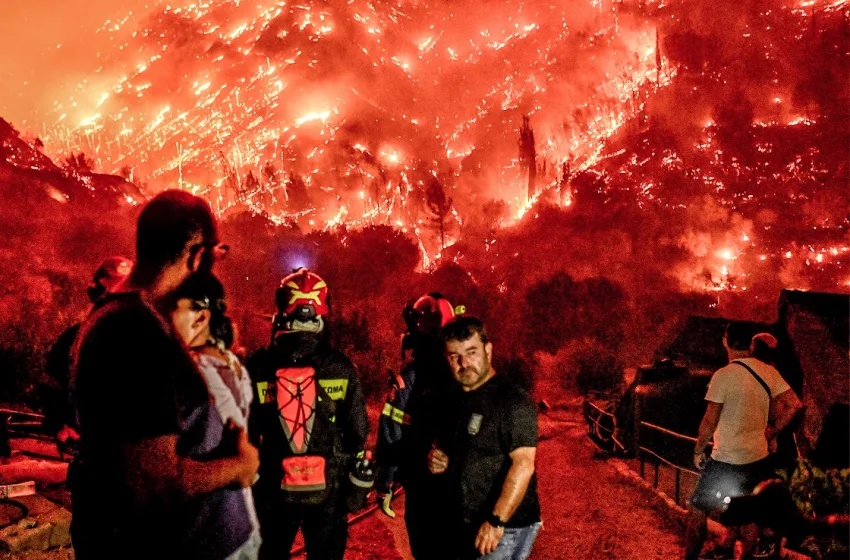  Ξυλόκαστρο: Νεκροί οι δύο αγνοούμενοι εθελοντές- Χωρίς ενεργό μέτωπο η φωτιά (vids, εικόνες)