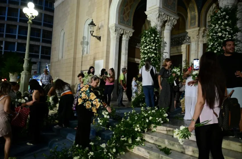  Γλύξμπουργκ – Κουμάρ: Περίμεναν το τέλος του γάμου για να πάρουν ενθύμιο τα λουλούδια