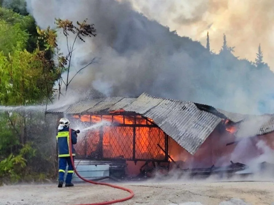 Ιωάννινα: Μεγάλη φωτιά σε παλιό Λατομείο – Εικόνες από την επιχείρηση κατάσβεσης