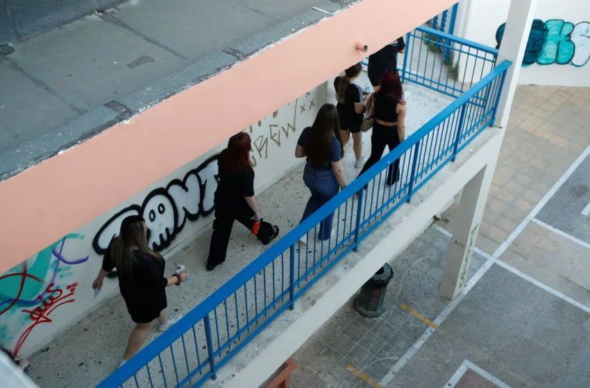  ΕΠΑΛ Λαμίας: Μαθητές έβαλαν φωτιά στο προαύλιο επειδή δεν τους αφήνουν να… καπνίζουν