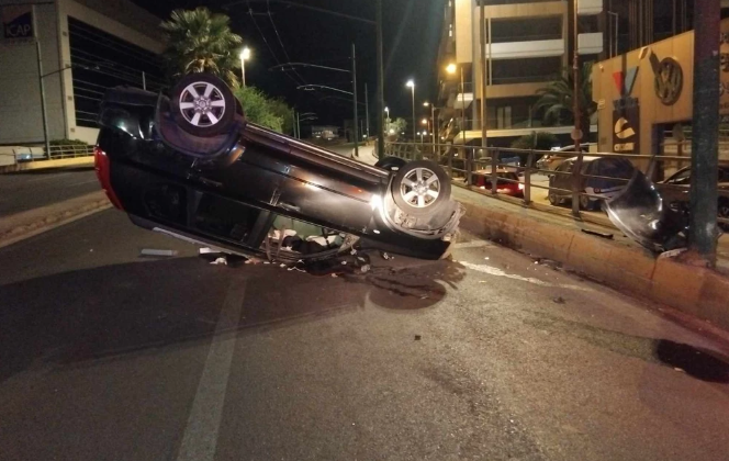  Σοκαριστική εικόνα από τροχαίο στην Καλλιθέα- Αυτοκίνητο ανατράπηκε στην Ελευθερίου Βενιζέλου