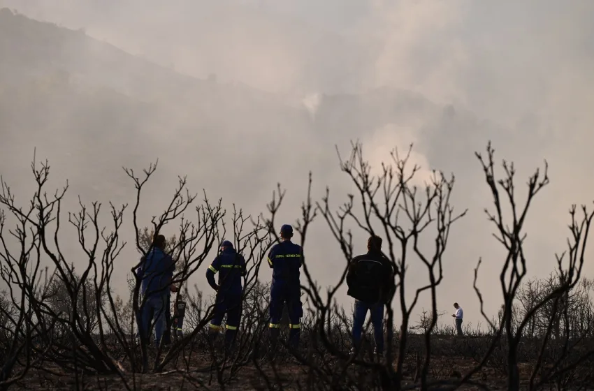  Φωτιά-Ξυλόκαστρο: Μάχη για 4η μέρα- Διάσπαρτες εστίες και αναζωπυρώσεις