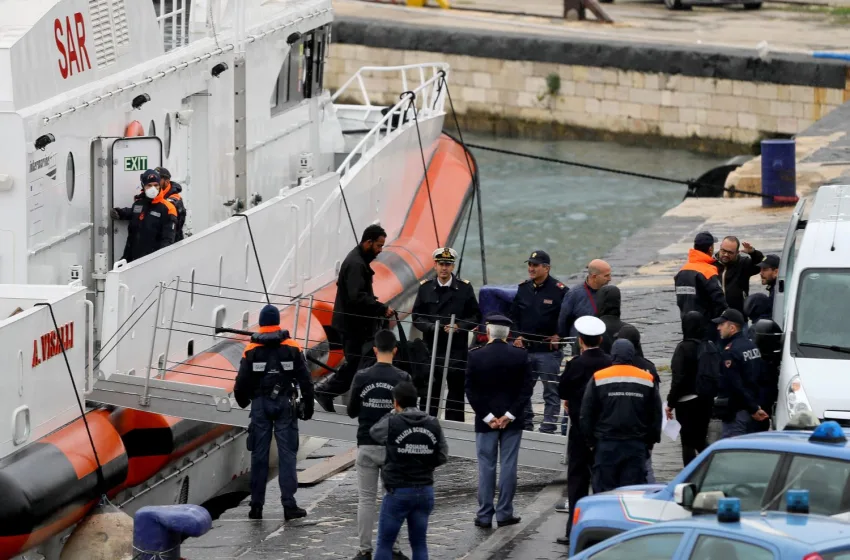  Ιταλία: Έφτασαν στο Μπάρι οι 12 μετανάστες που βρίσκονταν σε  κλειστά κέντρα στην Αλβανία