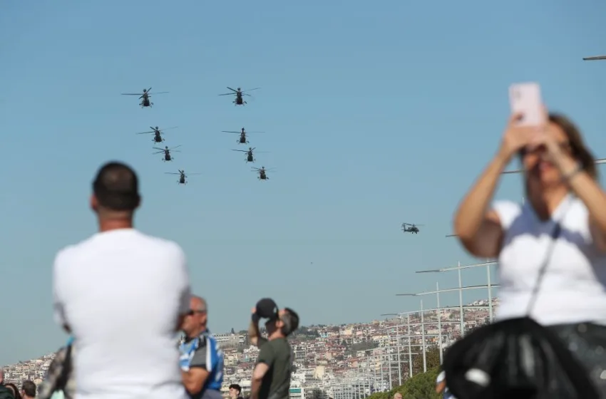  28η Οκτωβρίου: Εντυπωσιάζει η διέλευση σχηματισμών Mirage, Phantom και Rafale