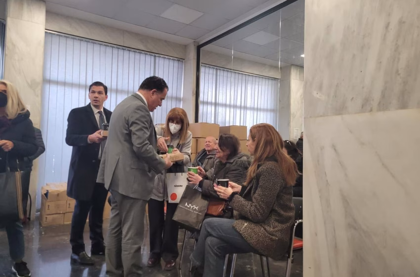  Ο υπουργός Υγείας ανοίγει με κλειδαρά το φαρμακείο του ΕΟΠΥΥ και εξυπηρετεί τους πολίτες (εικόνες)