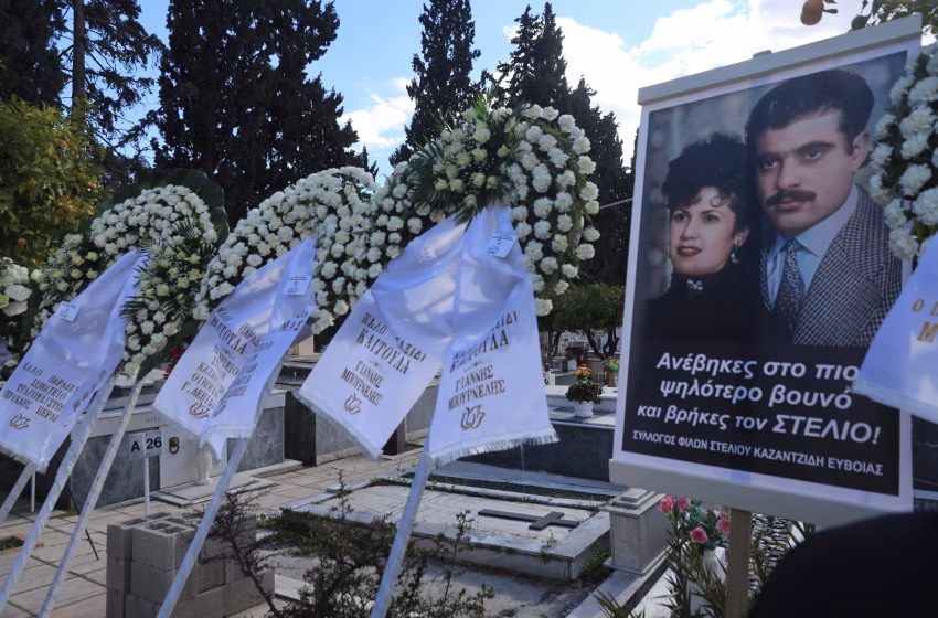  Το ύστατο χαίρε στη θρυλική τραγουδίστρια Καίτη Γκρέυ – Ήταν όλοι εκεί (εικόνες)