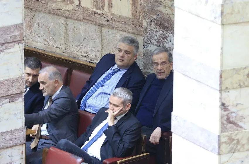  Παρασκήνια από την 1η ψηφοφορία για ΠτΔ: Χαμόγελα στη ΝΔ, προβληματισμένοι Σαμαράς- Ανδρουλάκης