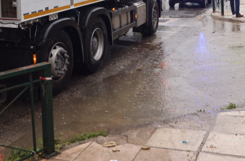  Φορτηγό πάνω στο φρεάτιο για να μην ξεχειλίσουν τα λύματα