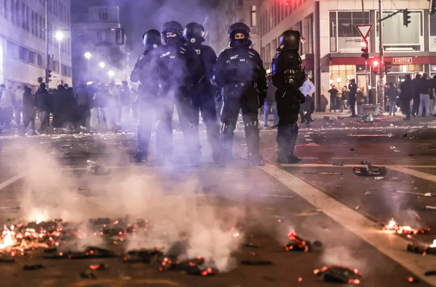  Γερμανία : Πέντε νεκροί σε εκρήξεις αυτοσχέδιων πυροτεχνημάτων την Πρωτοχρονιά – Εκατοντάδες συλλήψεις 