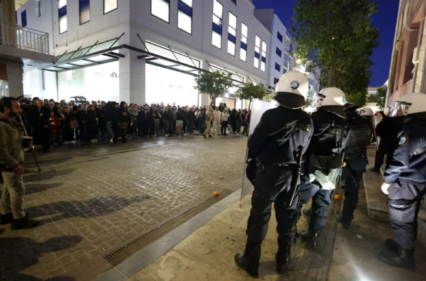  Ηράκλειο/3χρονος: Η στιγμή που φυγαδεύονται η μητέρα και ο πατριός (vid)