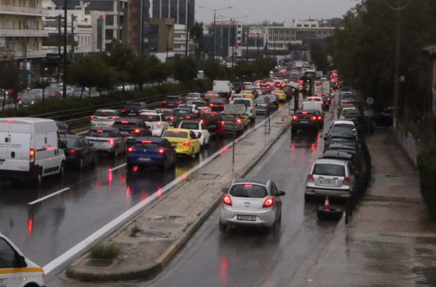  Ποιοι δρόμοι στην Αττική είναι μποτιλιαρισμένοι λόγω βροχής 