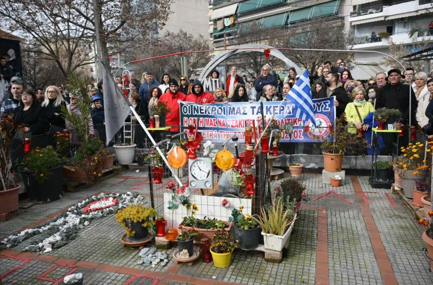  Τέμπη/Συγκίνηση στην Λάρισα: Φόρος τιμής στα θύματα στον Σιδηροδρομικό του ΟΣΕ (εικόνες)
