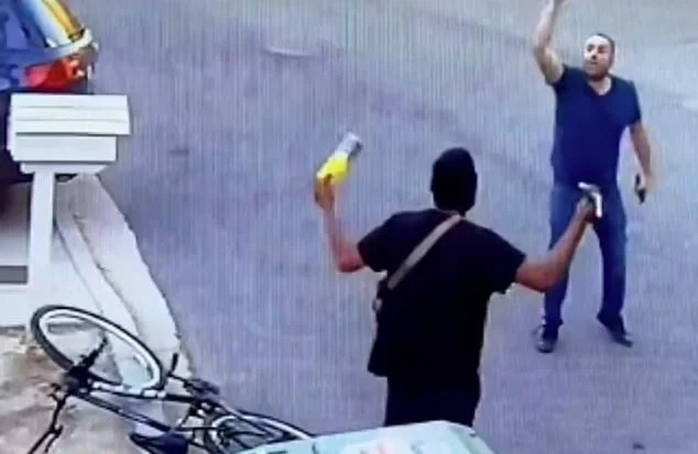  Λος Άντζελες: Πολίτες “συλλαμβάνουν” ύποπτο για εμπρησμό με καμινέτο στα χέρια (vid)