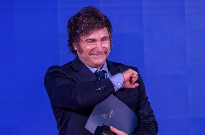  Μιλέι: “Ας Προσέχουμε τις ψευδείς κατηγορίες για Ναζισμό” – Αναφορά στον Μασκ στην τελετή για το Άουσβιτς