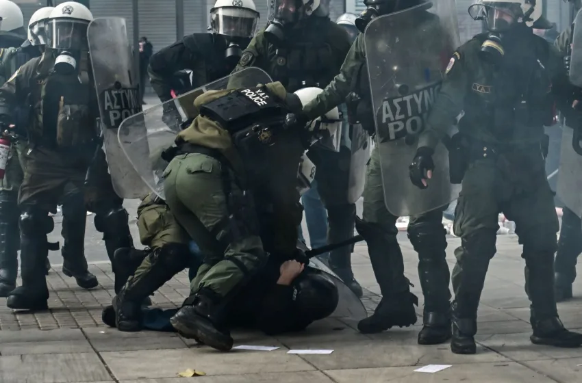  Σύνταγμα: Χημικά από τα ΜΑΤ με τραυματία τον φωτορεπόρτερ Μάριο Λώλο- Η ανακοίνωση της ΕΛΑΣ (εικόνες)