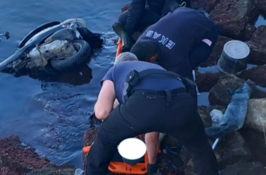  Ατύχημα στη Μυτιλήνη: Έπεσε με το μηχανάκι μέσα στη θάλασσα (vid)