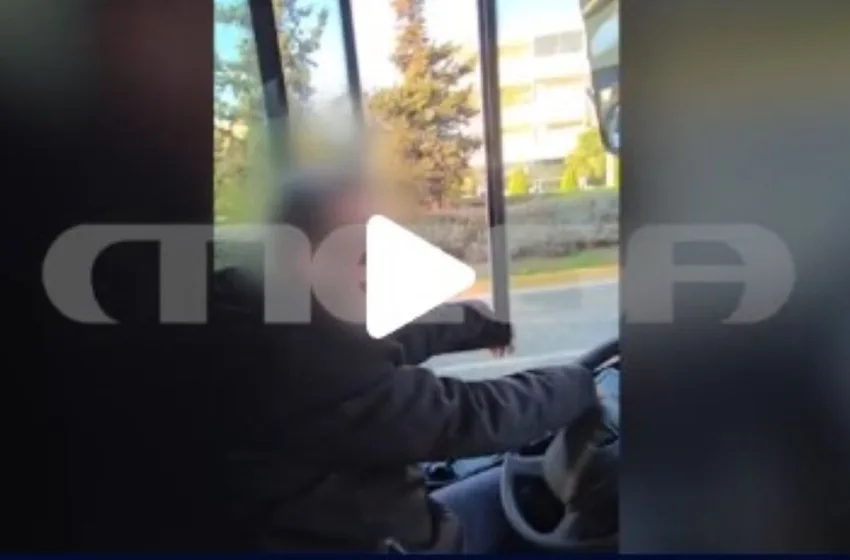  Οδηγός λεωφορείου καπνίζει και μιλά στο κινητό παρά τα παράπονα επιβατών (vid)