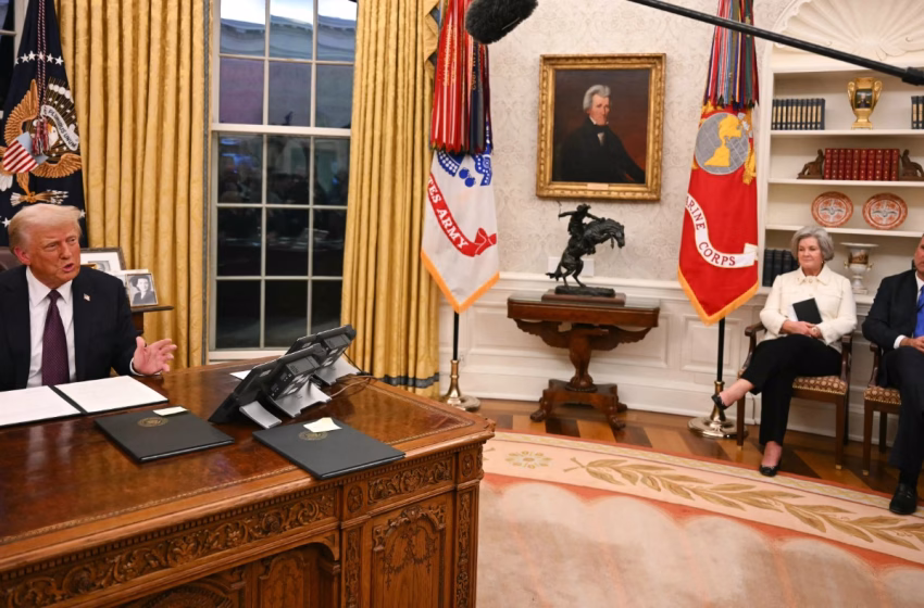  Τραμπ: Επέστρεψε ο “Τσόρτσιλ” και το κουμπί παραγγελίας Coca Cola στο Οβάλ Γραφείο