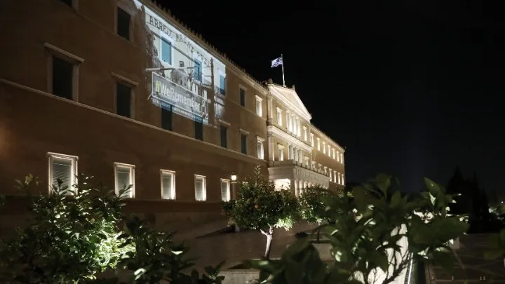  Βουλή: Φωταγωγήθηκε στη μνήμη του Ολοκαυτώματος