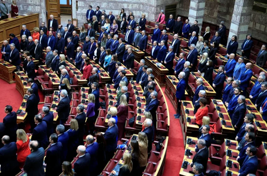  Βουλή: Τηρήθηκε ενός λεπτού σιγή στη μνήμη του Αρχιεπισκόπου Αναστάσιου