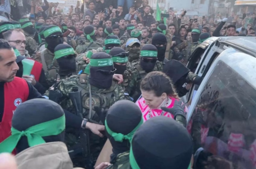  Η στιγμή της παράδοσης των τριών ομήρων από τη Χαμάς (vid)