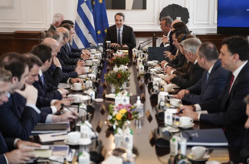  Μαξίμου: Οι “γραμμές” μετακινούνται- Από τον Σκέρτσο, στον Άδωνη, και στον Μαρινάκη