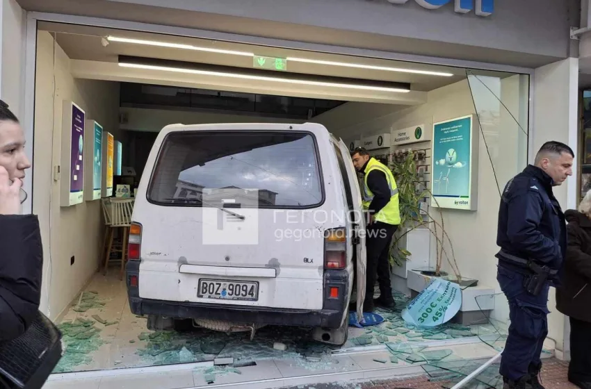  Βόλος: Οδηγός υπέστη ανακοπή και το αυτοκίνητο “μπήκε” σε κατάστημα (εικόνες)